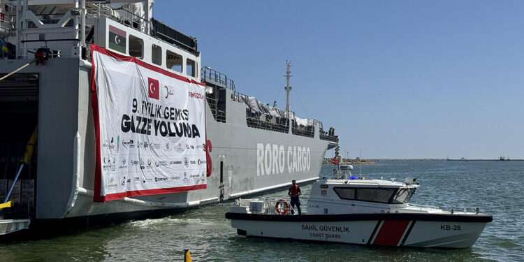 Gazze'ye yardım götüren 9'uncu gemi, Mersin'den uğurlandı