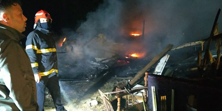 Gölcük'te ahırda çıkan yangında 5 büyükbaş öldü