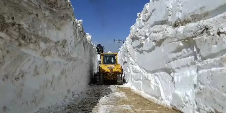 4. 5 aydır kapalı olan askeri üs bölgesinde karla mücadele