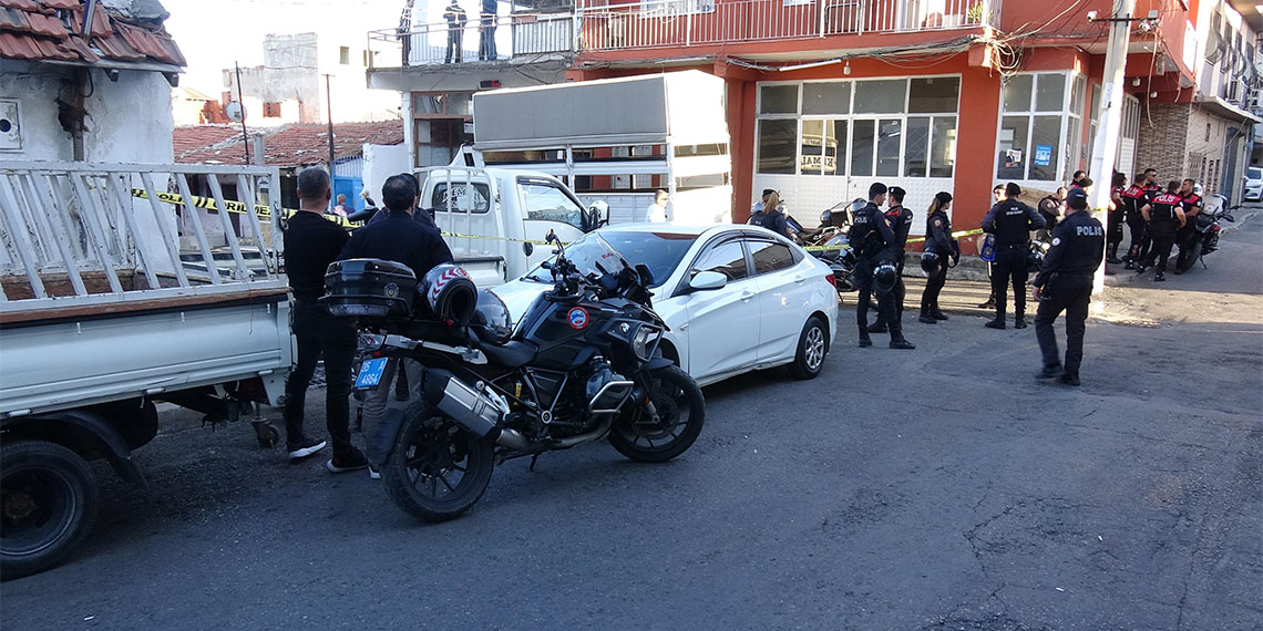 İzmir'in Konak ilçesinde, husumetliler arasındaki silahlı kavgayı Çevik Kuvvet ekipleri sonlandırdı, kavgada 1 kişi hayatını kaybetti.