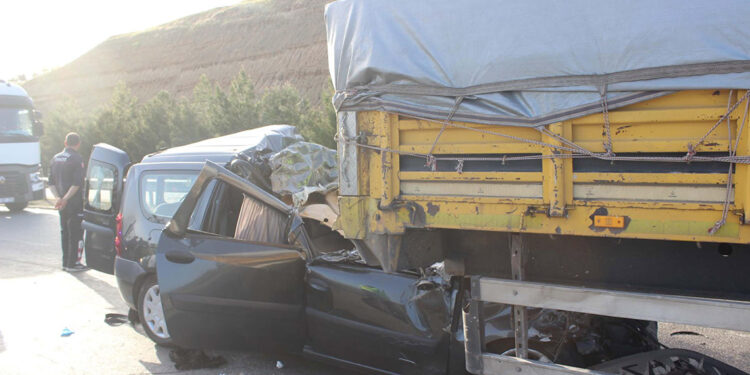 Hafif ticari aracın TIR'a çarptığı kazada ölü sayısı 4'e çıktı