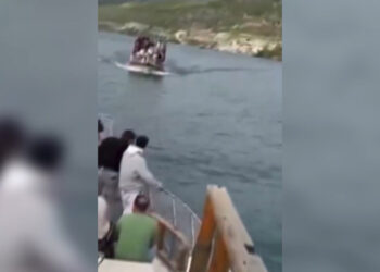 Halfeti'de tur tekneleri çarpıştı; kaza anı kamerada