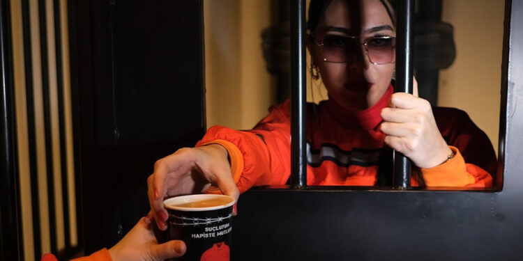 Hapishane konseptli kafede garsonlar gardiyan kıyafetli