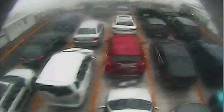 Dev dalgalar arasında kalan feribottan yeni görüntüler