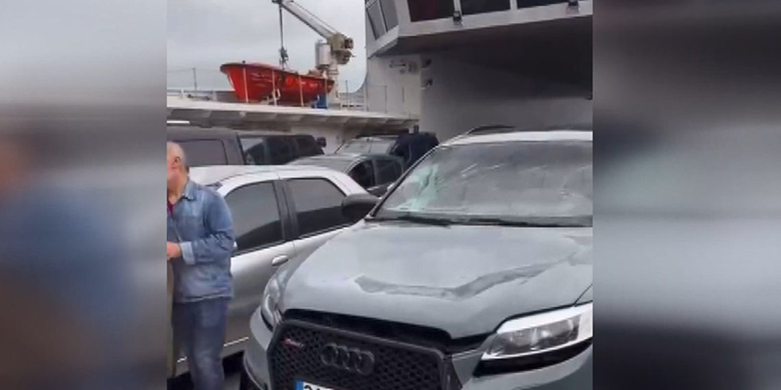 Fırtına nedeniyle İDO feribotunda bulunan araçlar zarar gördü. Dev dalgalar arasında kalan feribottan yeni görüntüler kameraya yansıdı.