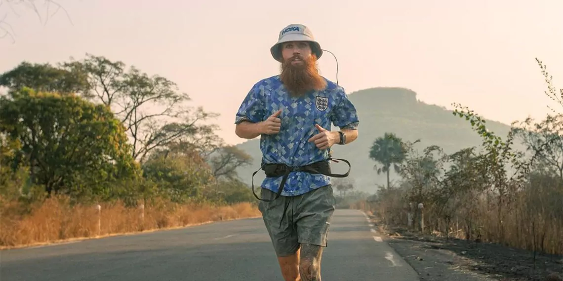 İngiliz russ cook isimli gezgin, 352 günde 16 bin kilometre yol kat ederek afrika'yı boydan boya koştu.