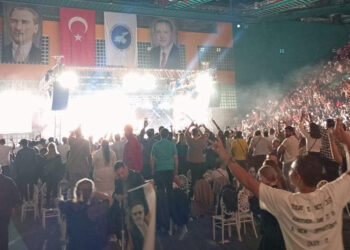 İranlı şarkıcı Moein konserinde izdiham