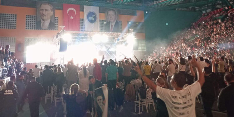 İranlı şarkıcı Moein konserinde izdiham