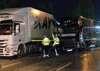 Alkollü TIR şoförü 2 TIR'a çarptı
