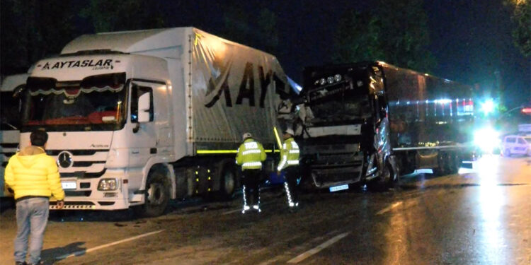 Alkollü TIR şoförü 2 TIR'a çarptı