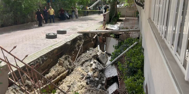 Avcılar'da kaldırım çöktü