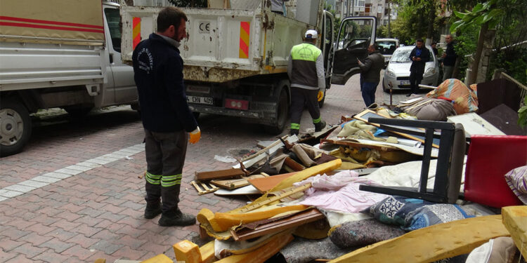 Avcılar'da kiracılara kızan ev sahibi, eşyaları balkondan attı