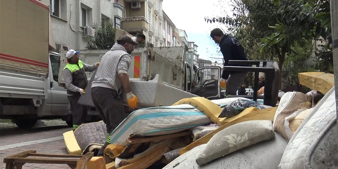 Avcılar'da kiracılara kızan ev sahibi, emlakçı ile birlikte kullanılamayacak hale getirilen eşyaları 4'üncü kattaki balkondan attı. Eşyaların kaldırımı tamamen kaplaması nedeniyle ev sahibine bin 500 lira ceza kesildi.