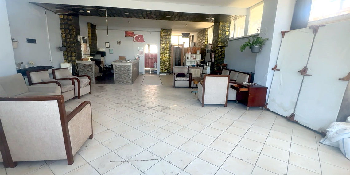 Avcılar'da 3 kez mührü sökülen otelde savcılıktan alınan izinle yapılan aramada iki kişide kuru sıkı tabanca ve sahte dolar ele geçirildi. İki kişinin gözaltına alındığı otel, yeniden mühürlendi.