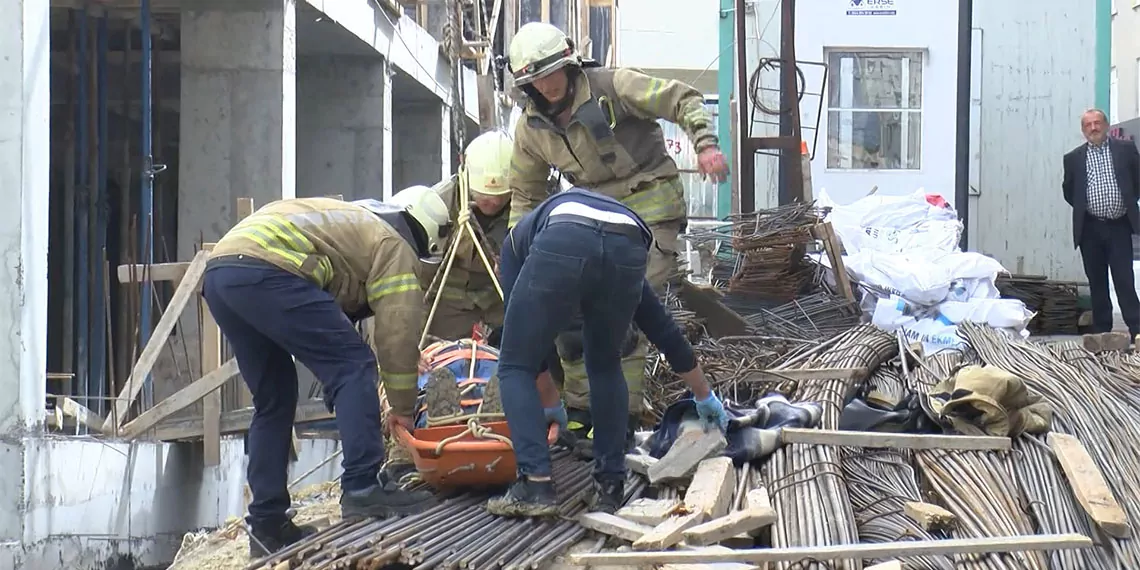 Bağcılar'da 10 metre yükseklikten düşen işçiyi itfaiye ekipleri yaklaşık 1 saatlik çalışması sonucu kurtardı.