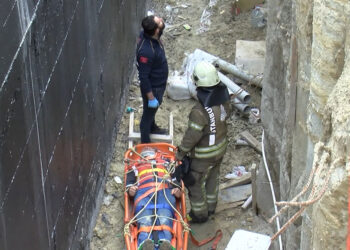 Bağcılar'da 10 metre yükseklikten düşen işçi kurtarıldı