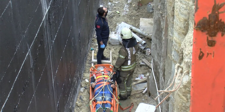 Bağcılar'da 10 metre yükseklikten düşen işçi kurtarıldı