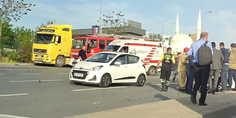 Bağcılar'da 5 aracın karıştığı zincirleme kazada 3 kişi yaralandı