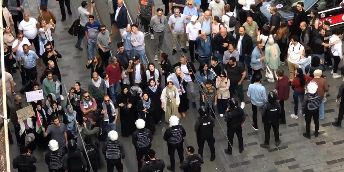 İçişleri Bakanı Ali Yerlikaya, Beyoğlu'nda düzenlenen İsrail protestosuyla ilgili 2 emniyet görevlisinin açığa alındığını duyurdu.