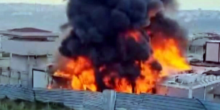 Başakşehir'de İstanbul Gıda Toptancılar Çarşısı yakınında yangın