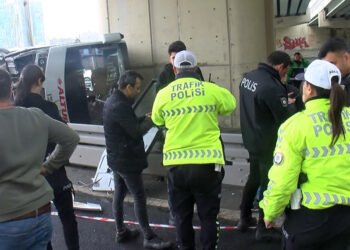 Basın Ekspres yolunda servis minibüsü devrildi
