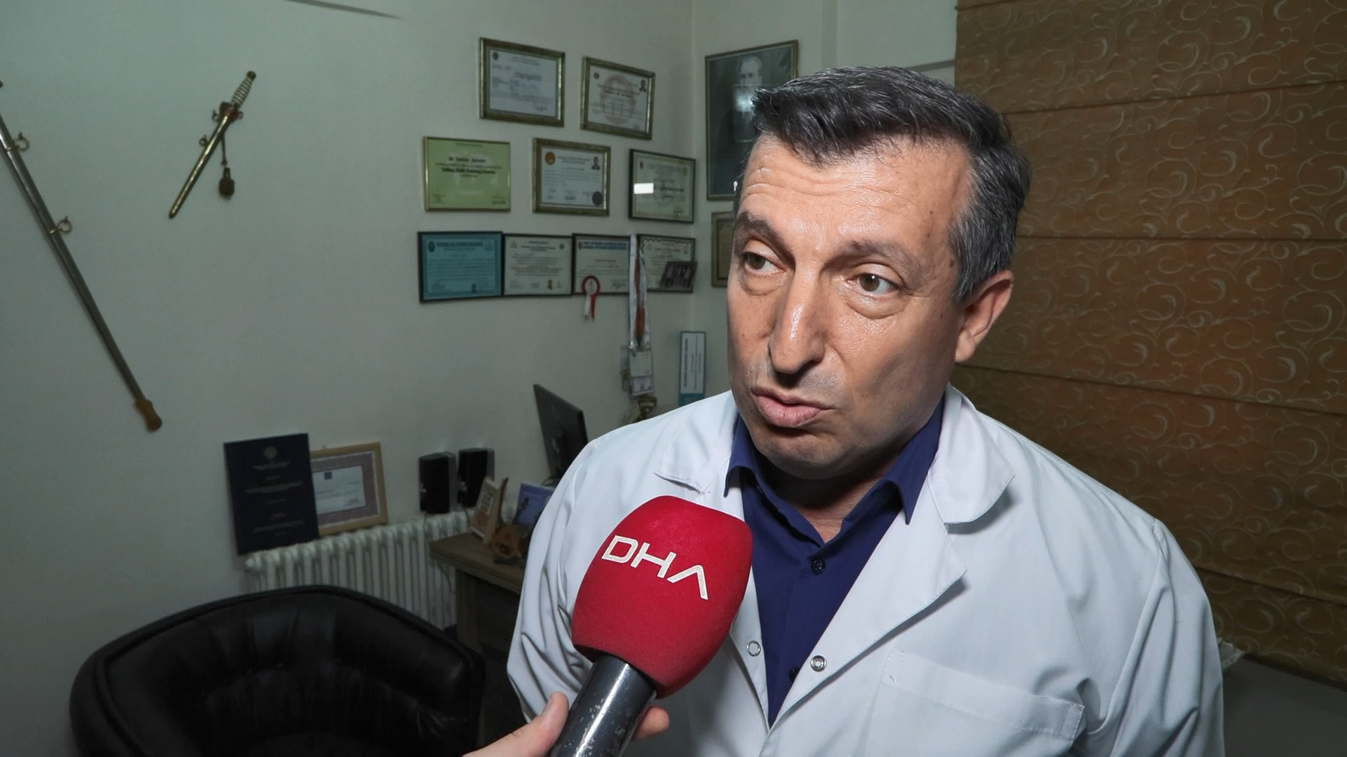 Ramazan bayramıyla çikolata ve benzeri ürünler raflarda yerini aldı. Uzmanlar paketsiz veya toplu halde satılan çikolatalarla birlikte, sahte çikolatalara yönelik uyarıda bulundu.