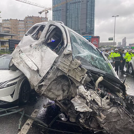 Beşiktaş'ta 8 aracın karıştığı zincirleme kazada 8 kişi yaralandı. İhbar üzerine olay yerine itfaiye, polis ve sağlık ekipleri sevk edildi.