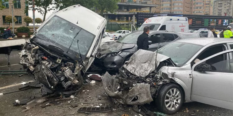 Beşiktaş'ta 8 aracın karıştığı zincirleme kazada 8 yaralı var