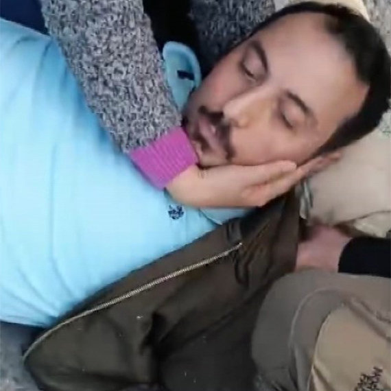 Beylikdüzü Sahili'nde ailesiyle vakit geçiren Cem Mert Özer, alışveriş yapmak için büfeye yöneldiği sırada pitbull cinsi bir köpeğin saldırısına uğradı.