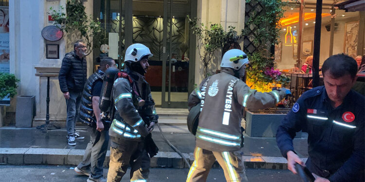 Beyoğlu'nda otel yangını