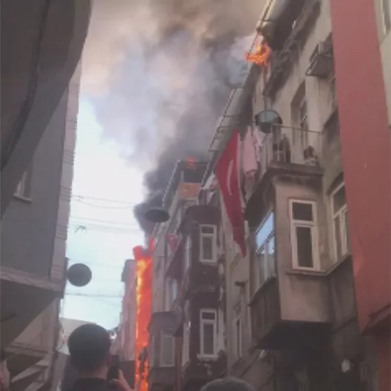 Beyoğlu'nda çıkan yangın bitişiğindeki binalara sıçradı. Yoğun duman nedeniyle binalarda mahsur kalan 2'si çocuk 11 kişi itfaiye ekiplerince kurtarıldı.