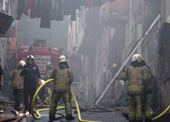 Beyoğlu'nda çıkan yangın panik yarattı
