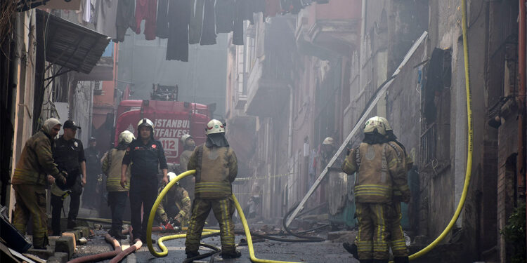Beyoğlu'nda çıkan yangın panik yarattı