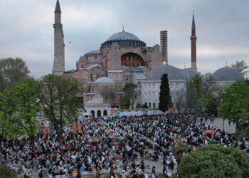 Ayasofya Camii'nde yüzlerce kişi bayram namazı kıldı