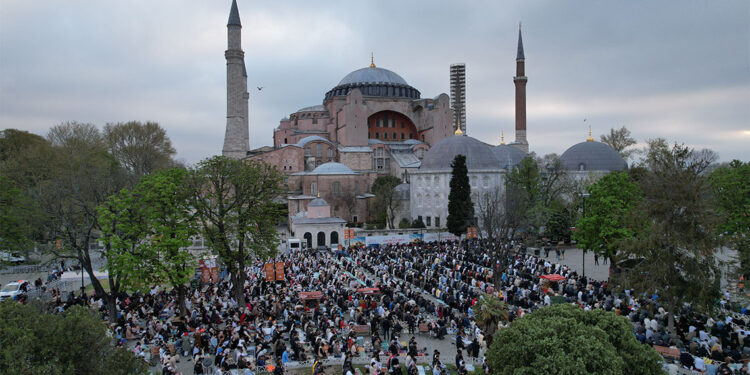 Ayasofya Camii'nde yüzlerce kişi bayram namazı kıldı