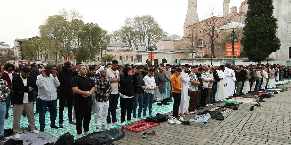 Ayasofya camii'nde yüzlerce kişi bayram namazı kıldı