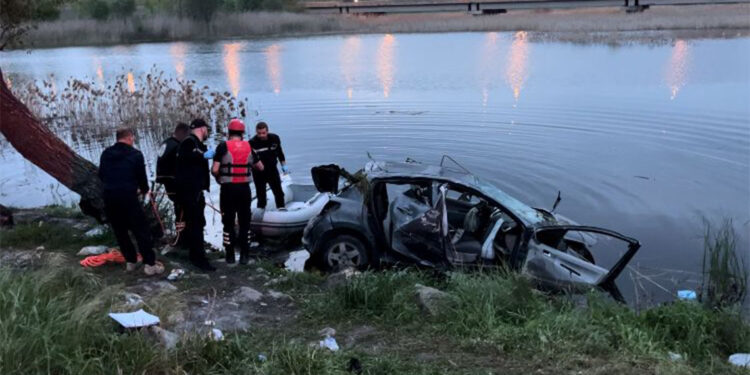 Büyükçekmece'de otomobil göle uçtu