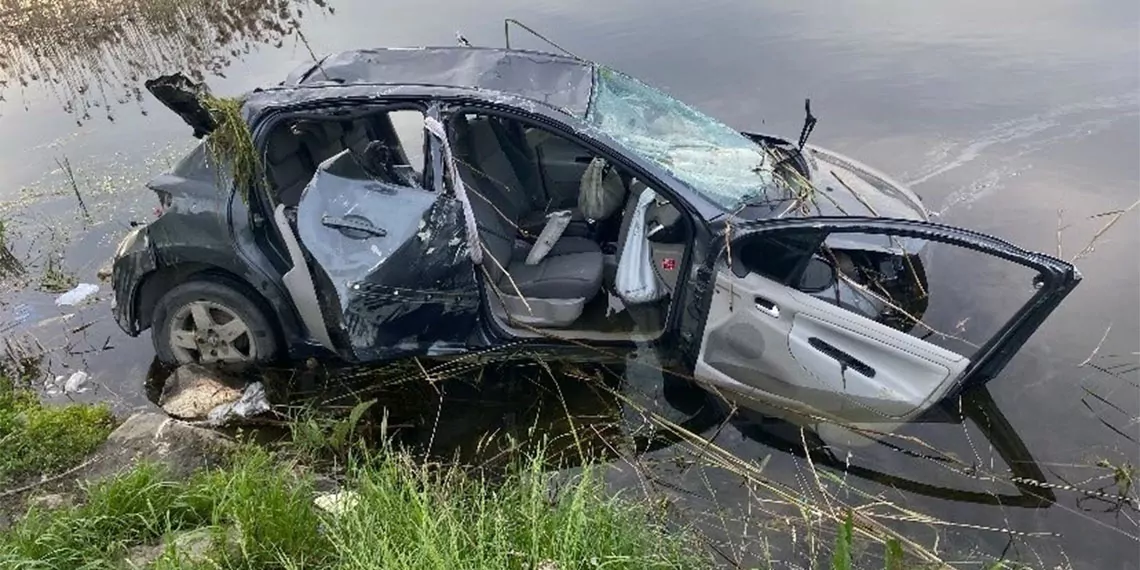 Büyükçekmece'de otomobil göle uçtu. Otomobil sürücüsü kazada hayatını kaybetti. Otomobil yapılan incelemelerin ardından çekici yardımıyla gölden çıkarıldı.