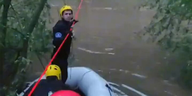 Çatalca'da derede mahsur kalanlar kurtarıldı