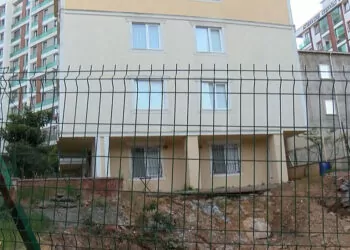 Çekmeköy'de inşaatın temel kazısında istinat duvarı çöktü