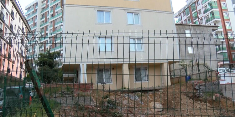 Çekmeköy'de inşaatın temel kazısında istinat duvarı çöktü