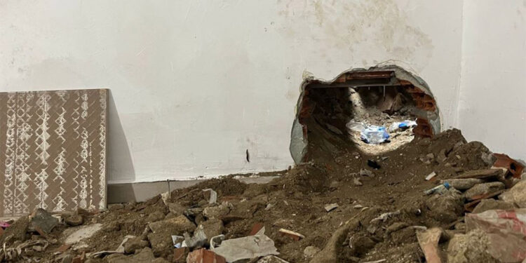 Duvarları dele dele döviz bürosunun kasasına ulaşmaya çalıştılar