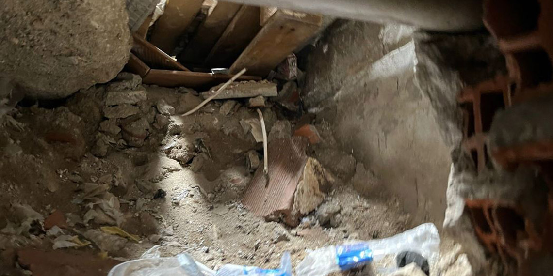 Duvarları dele dele döviz bürosunun kasasına ulaşmaya çalışmışlar, alarm sistemi devreye girince de kaçmışlar.