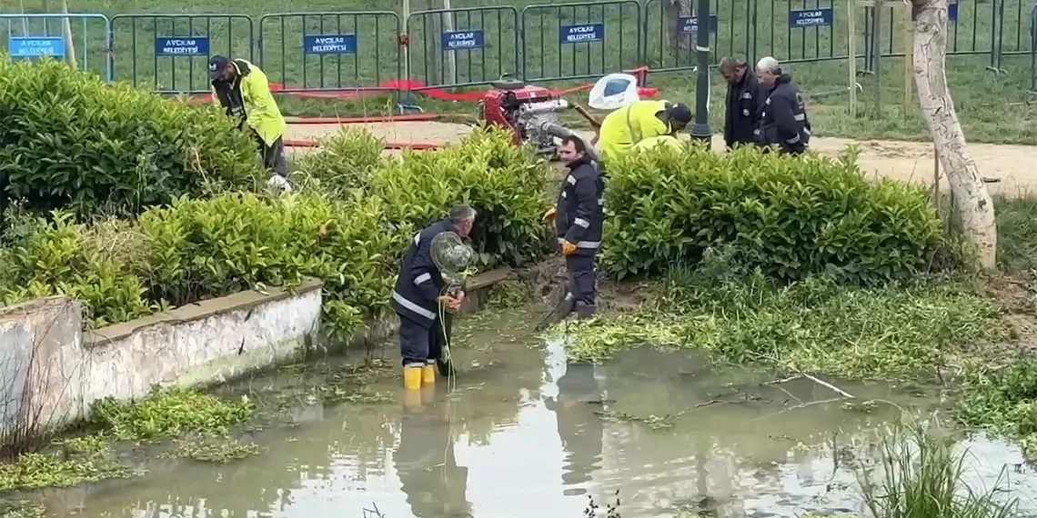 Küçükçekmece menekşe sahili'nde su çukuruna düşen 5 yaşındaki edanur'un ölümünün ardından avcılar'da yağmur suyuyla göle dönüp tehlike saçan alanda çalışma yapıldı.