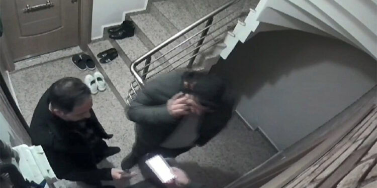 Esenyurt'ta iş insanlarını dolandıran şebekeye operasyon