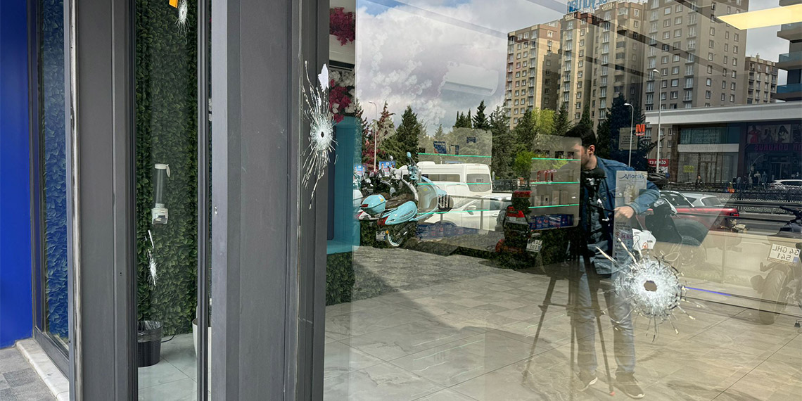 Esenyurt’ta gece saatlerinde bir iş yerine silahlı saldırı düzenlendi. İş yeri sahibi, kendisini arayan kişinin 'Sana 10 milyon ceza kestim. Ben Can Dalton' dediğini söyledi.