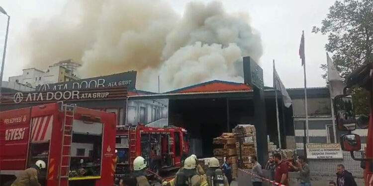 Esenyurt'ta mobilya imalathanesinde yangın