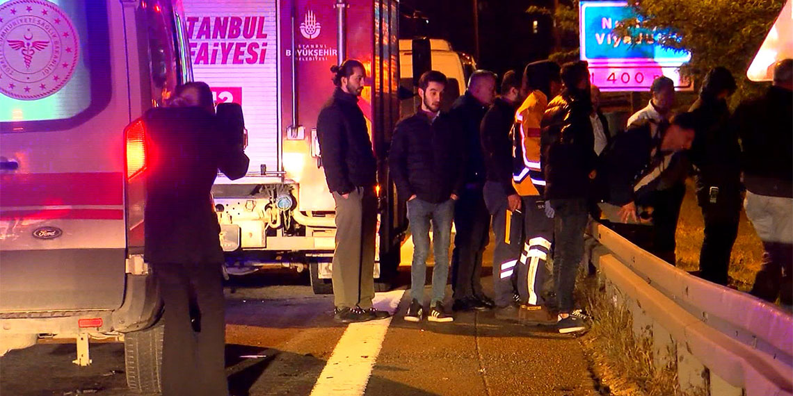 Eyüpsultan-Hasdal-Okmeydanı Bağlantı Yolu’nda, sürücüsünün kontrolünden çıkan otomobil çelik bariyerleri aşarak ağaçlık alana savruldu.