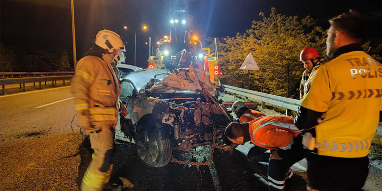 Otomobil çelik bariyerleri aşarak ağaçlık alana savruldu