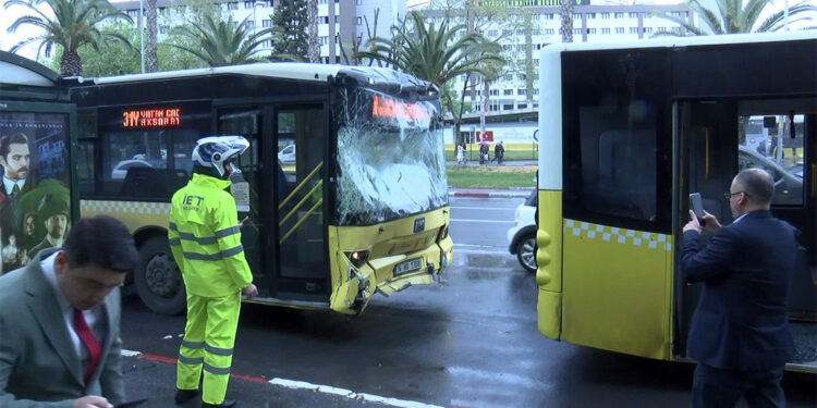 Fatih'te 2 İETT otobüsü çarpıştı